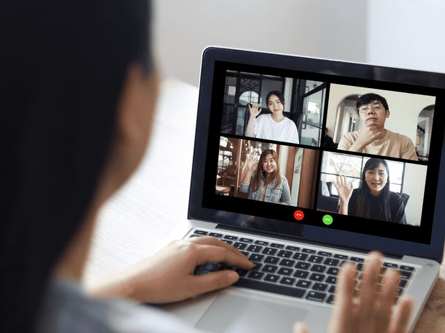 Grupa osób podczas kursu hiszpańskiego online