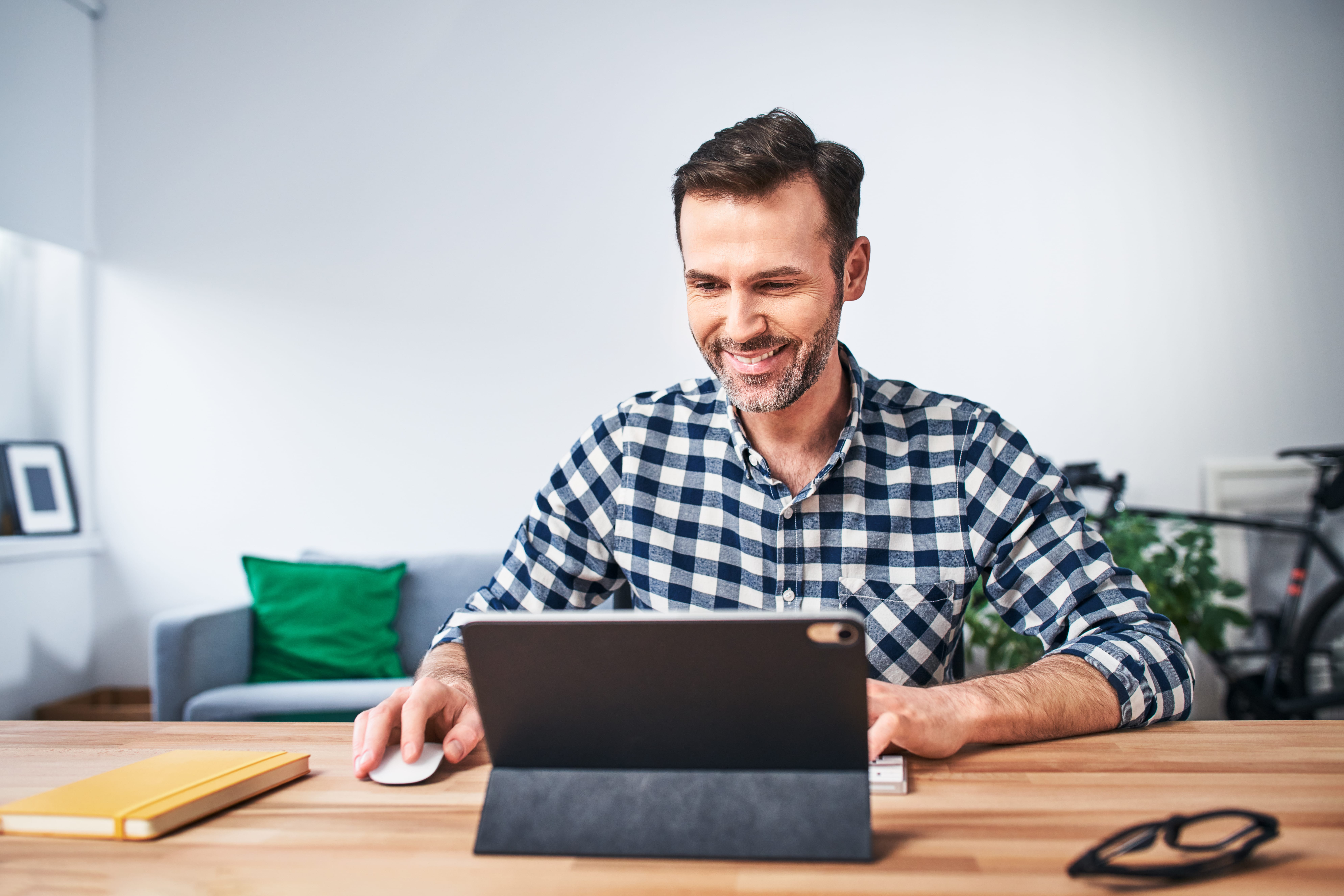 Mężczyzna uczący się niemieckiego online.