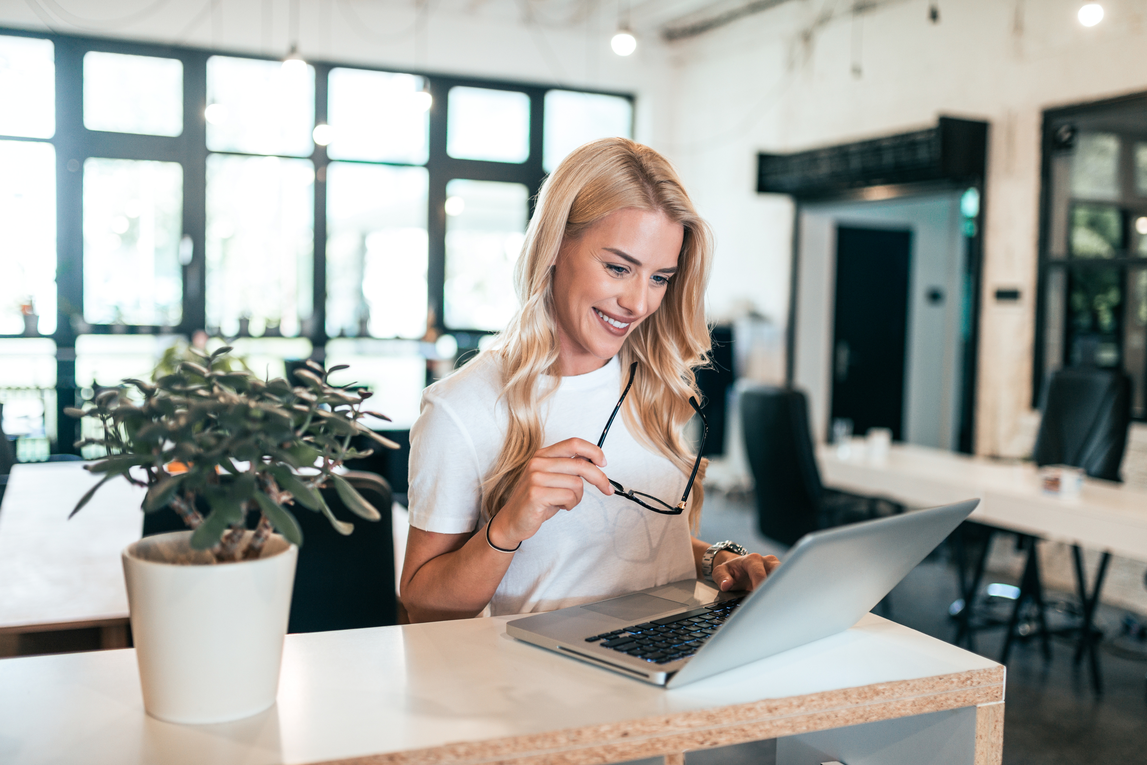 Kobieta uczy się języka włoskiego podczas kursu online