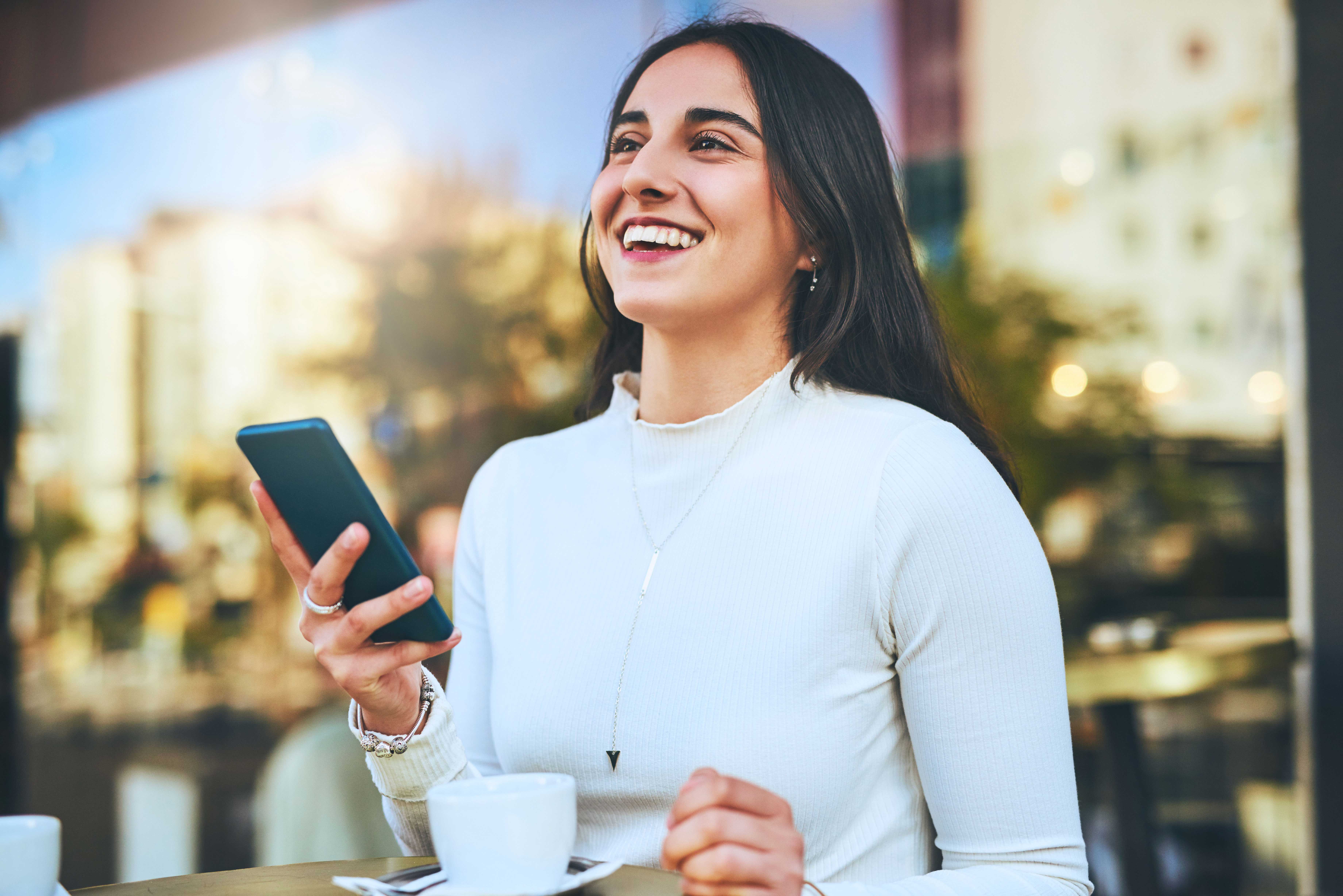 Kobieta uśmiechająca się podczas korzystania z platformy do nauki angielskiego online.