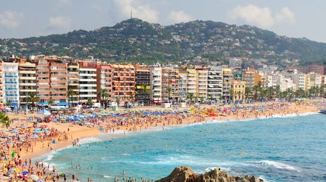 Widok na plażę w lloret de maer w Hiszpanii