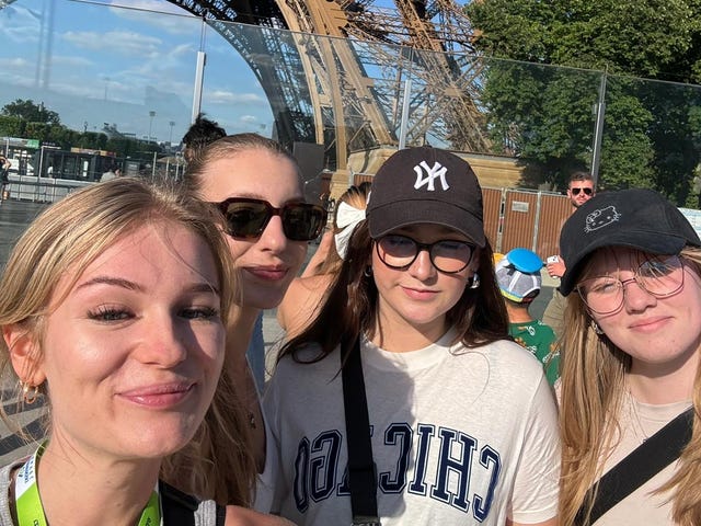 Młodzież na obozie językowym w Paryżu uśmiechająca się do selfie, w tle jest wieża Eiffla