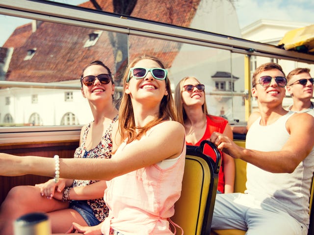 Dzieci w autokarze na obozie językowym za granicą dla młodzieży