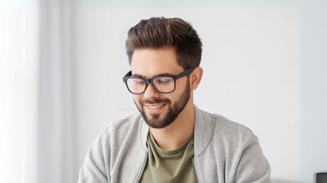 Mężczyzna uczący się francuskiego na kursie online z lektorem Berlitz