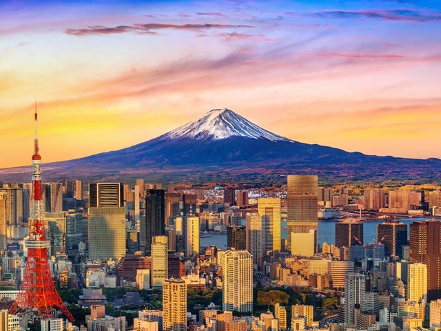 Japońska panorama na miasto i górę Fudźi