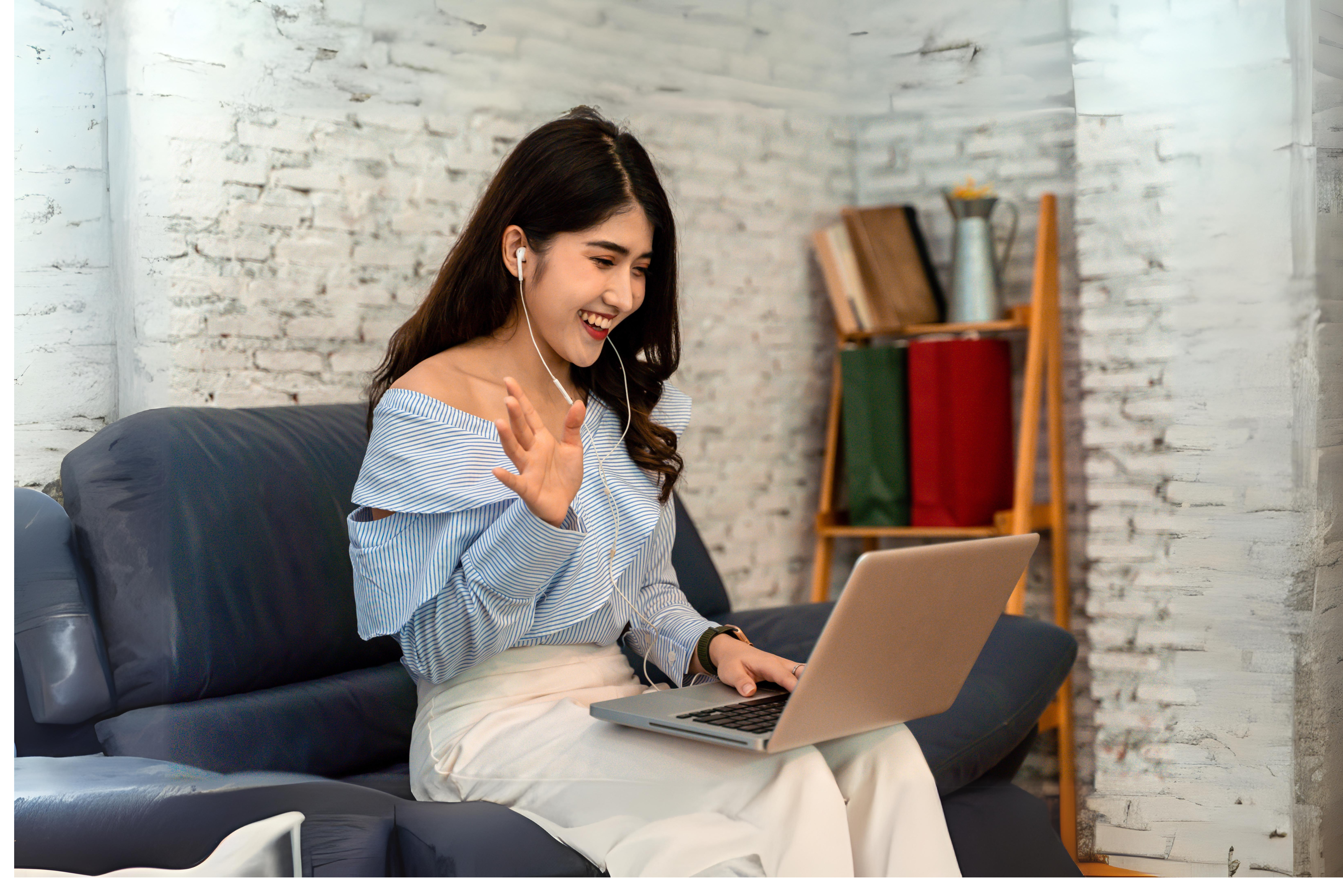 Kobieta uczy się francuskiego online przez laptopa i macha do nauczyciela