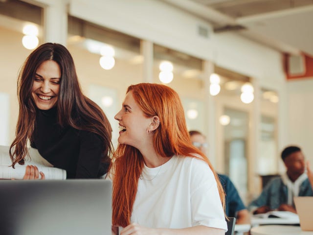 Lektor języka rozmawiający ze swoimi uczniami podczas kursu językowego.