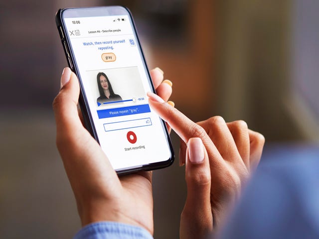 Zbliżenie na platformę językową do nauki języka obcego online.