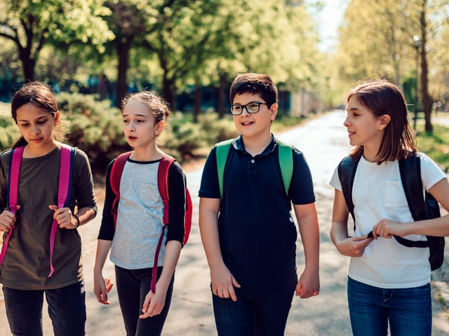 Grupa czworga dzieci udająca się na kurs języka hiszpańskiego