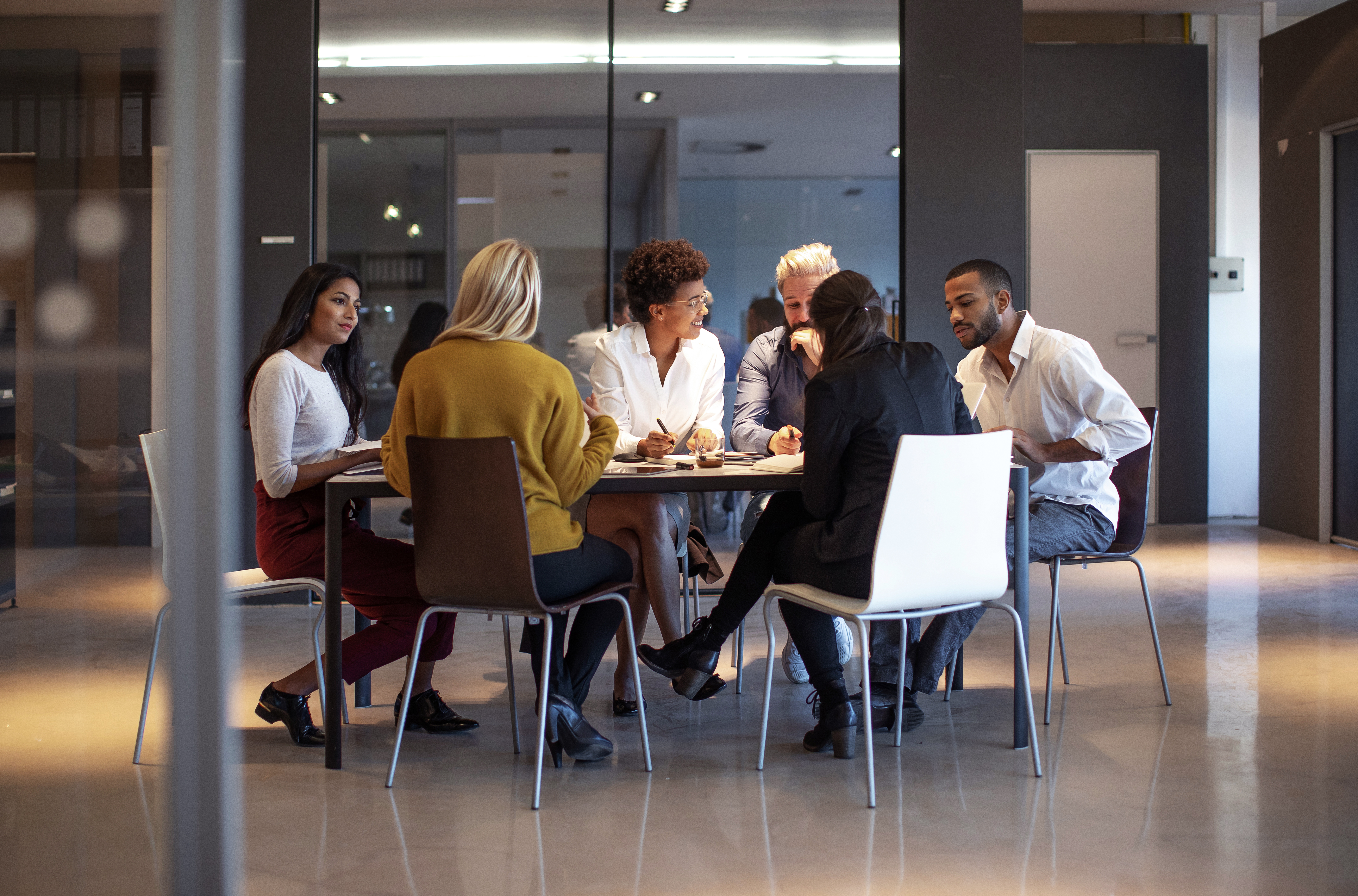 Grupa profesjonalistów przy stole podczas kursu języka angielskiego dla firm