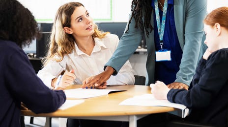 Grupa kursantów uczy się francuskiego stacjonarnie z native speakerem.