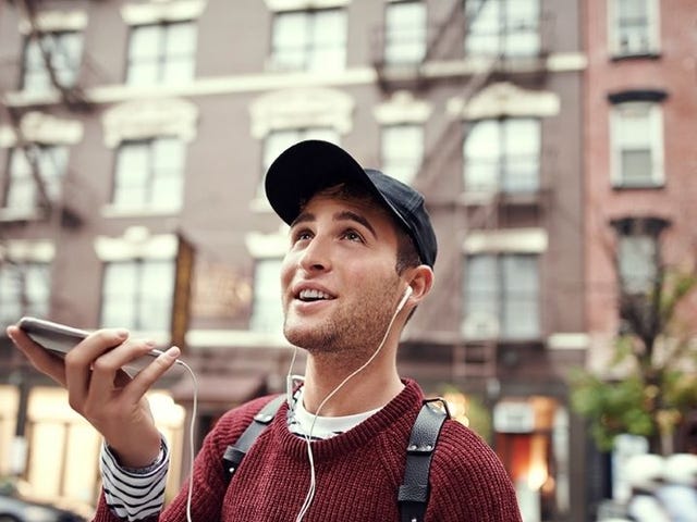 Mężczyzna rozmawiający przez telefon po francusku w centrum miasta.