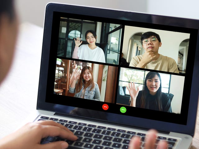 Grupa kursantów uczy się włoskiego podczas zajęć online