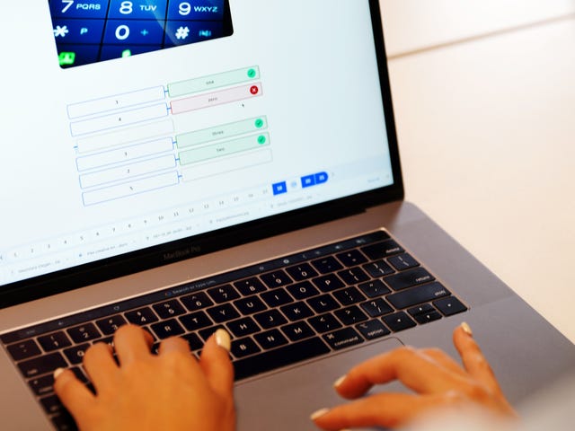 Ekran pokazujący platformę online Berlitz Flex, która służy do nauki języka obcego przez internet.