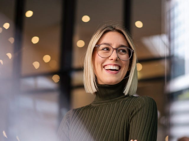 Pewna siebie kobieta uśmiechająca się.