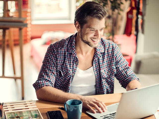 Mężczyzna uczący się angielskiego indywidualnie online.