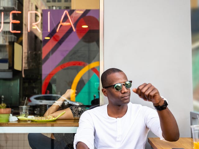 Pewny siebie mężczyzna cieszący się ładną pogodą na zewnątrz