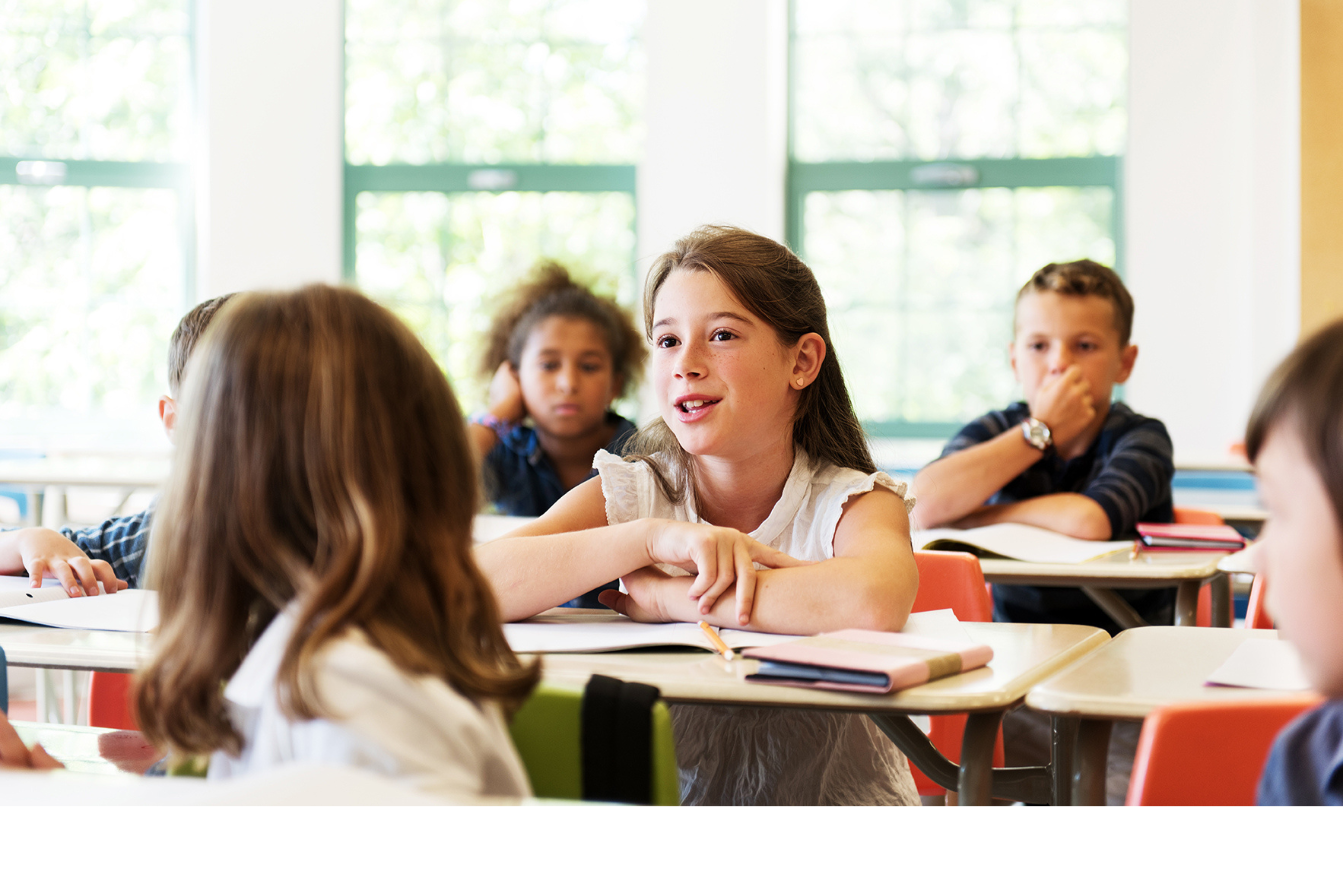 Dziewczynka na zajęciach języka obcego stacjonarnie w szkole Berlitz.