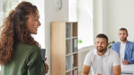 W sali lekcyjnej, grupa dorosłych uczy się języka włoskiego