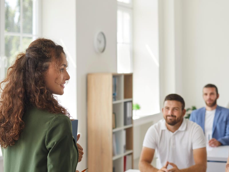 W sali lekcyjnej, grupa dorosłych uczy się języka włoskiego