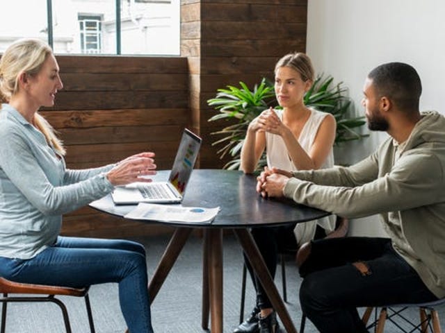 Dorośli uczą się francuskiego podczas lekcji w nowoczesnym biurze.
