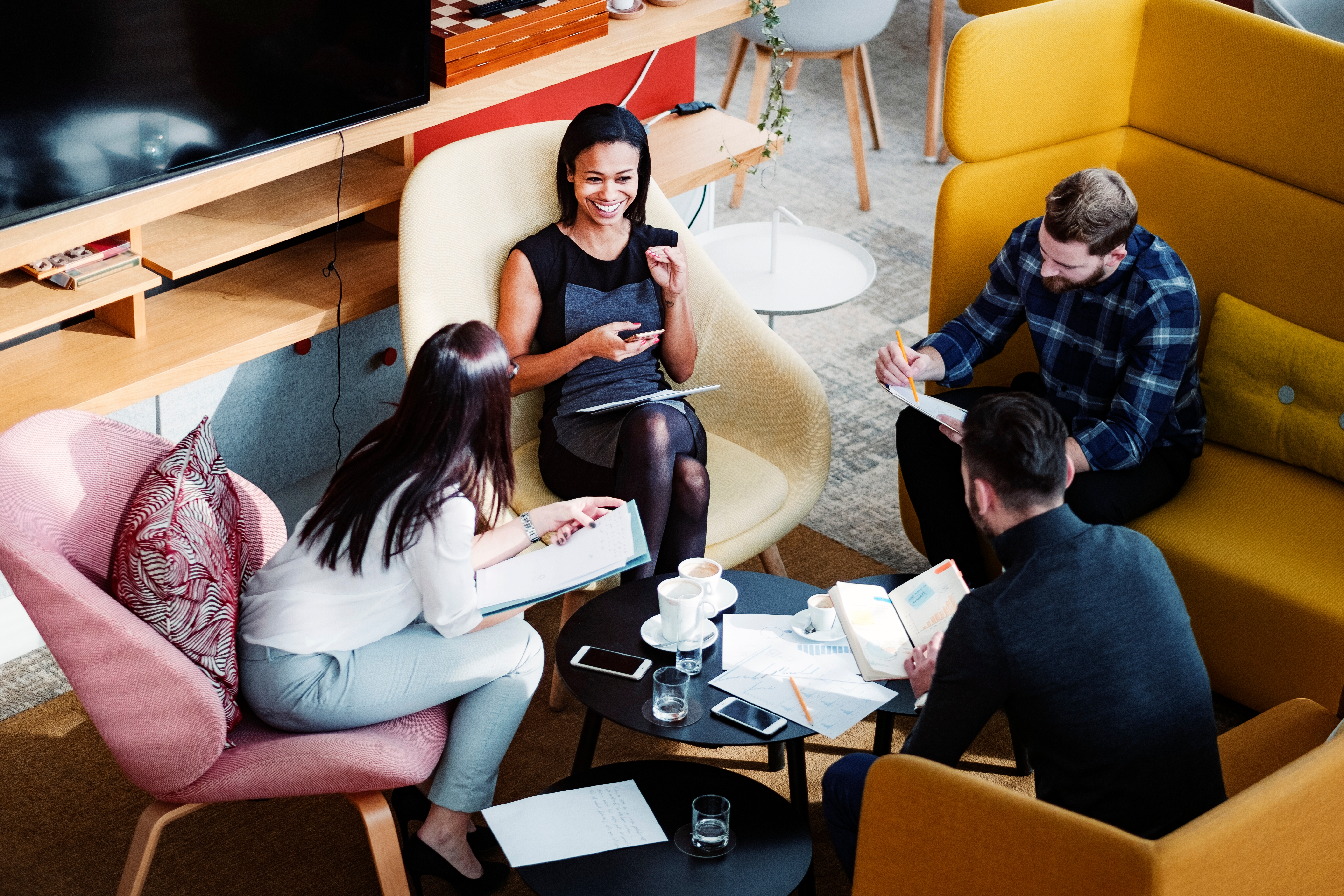 Grupa pracowników wspólnie uczy się francuskiego 