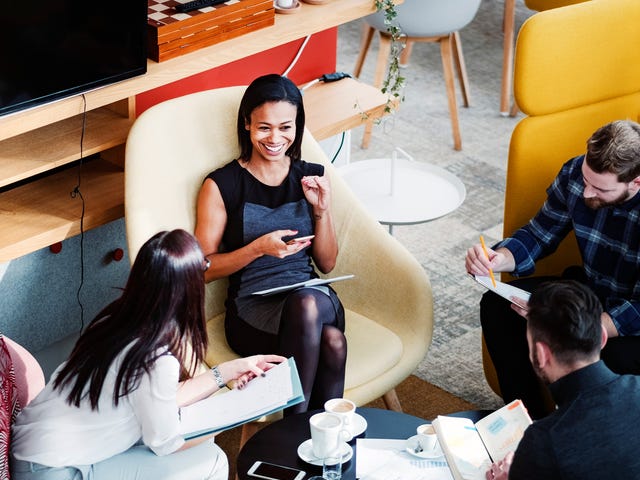 Grupa pracowników wspólnie uczy się francuskiego