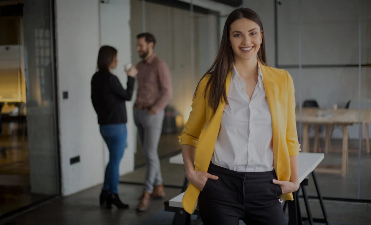 Pewna siebie kobieta, znająca świetnie język obcy w stopniu komunikatywnym