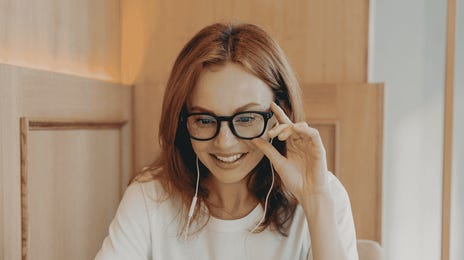 Kobieta uśmiecha się podczas kursu hiszpańskiego online