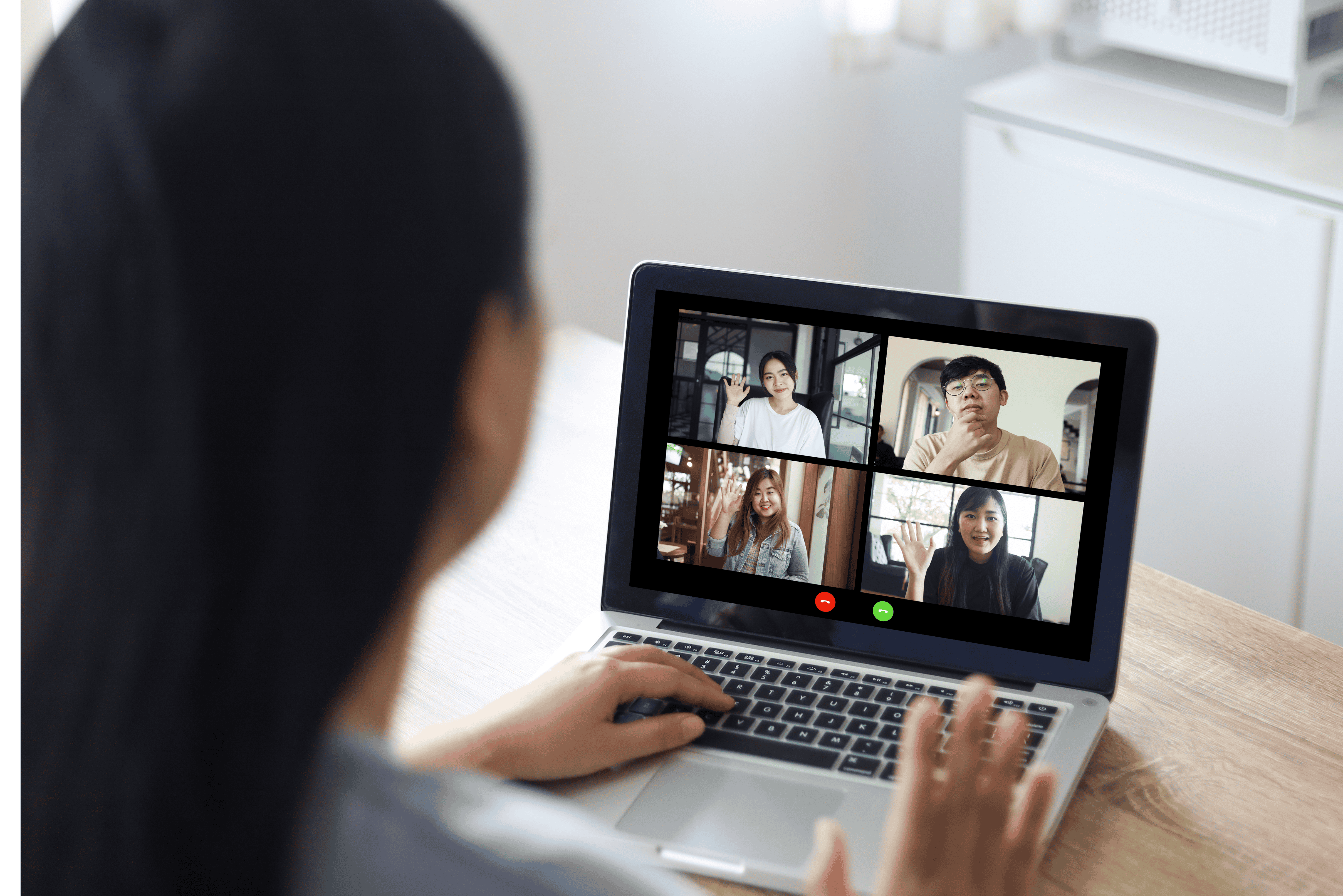 Grupa ludzi na kursie online z języka francuskiego; zbliżenie na laptopa