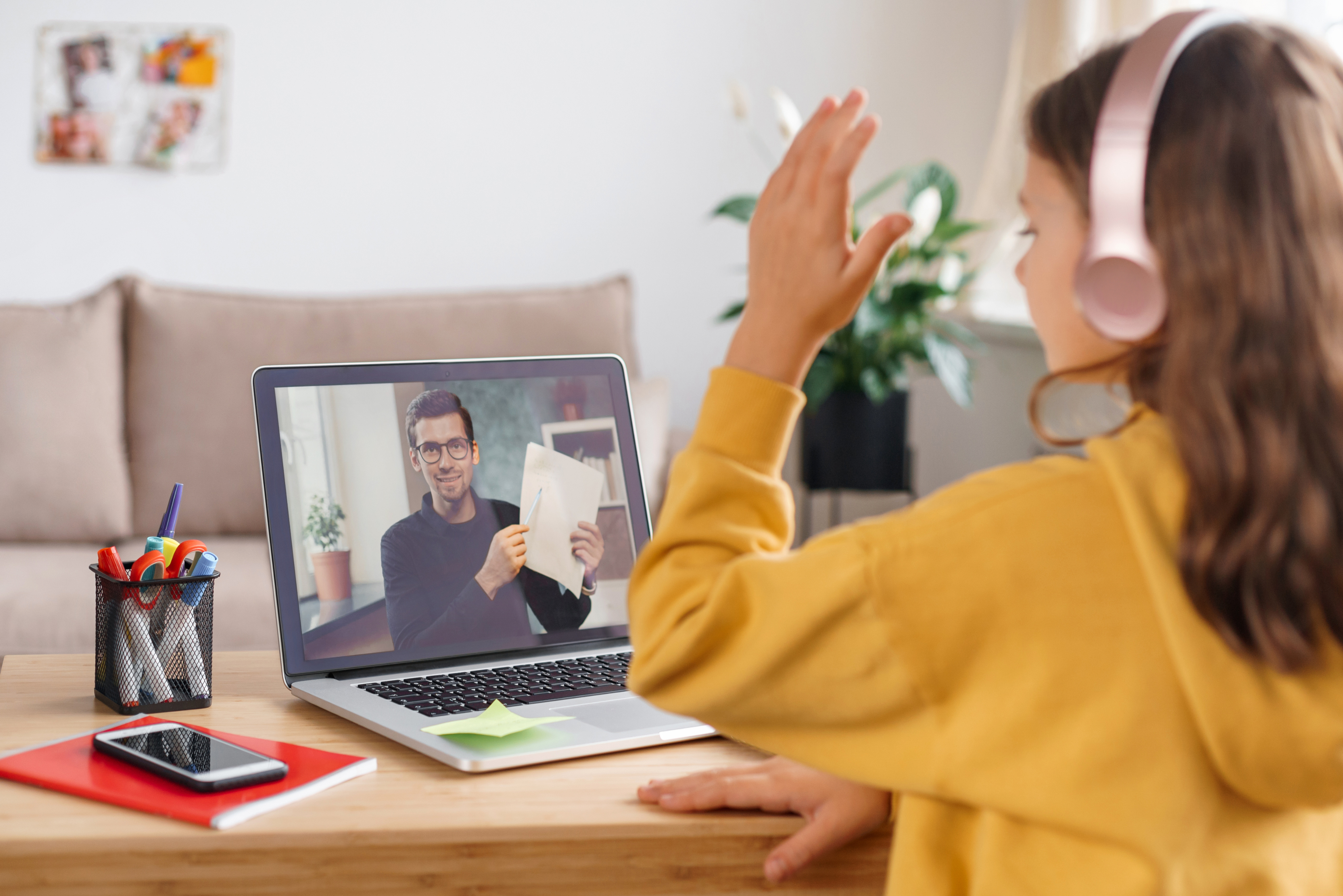 Dziecko ze słuchawkami na uszach, uczy się języka włoskiego z lektorem online