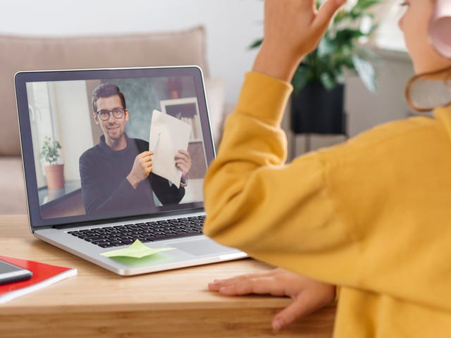 Dziecko ze słuchawkami na uszach, uczy się języka włoskiego z lektorem online