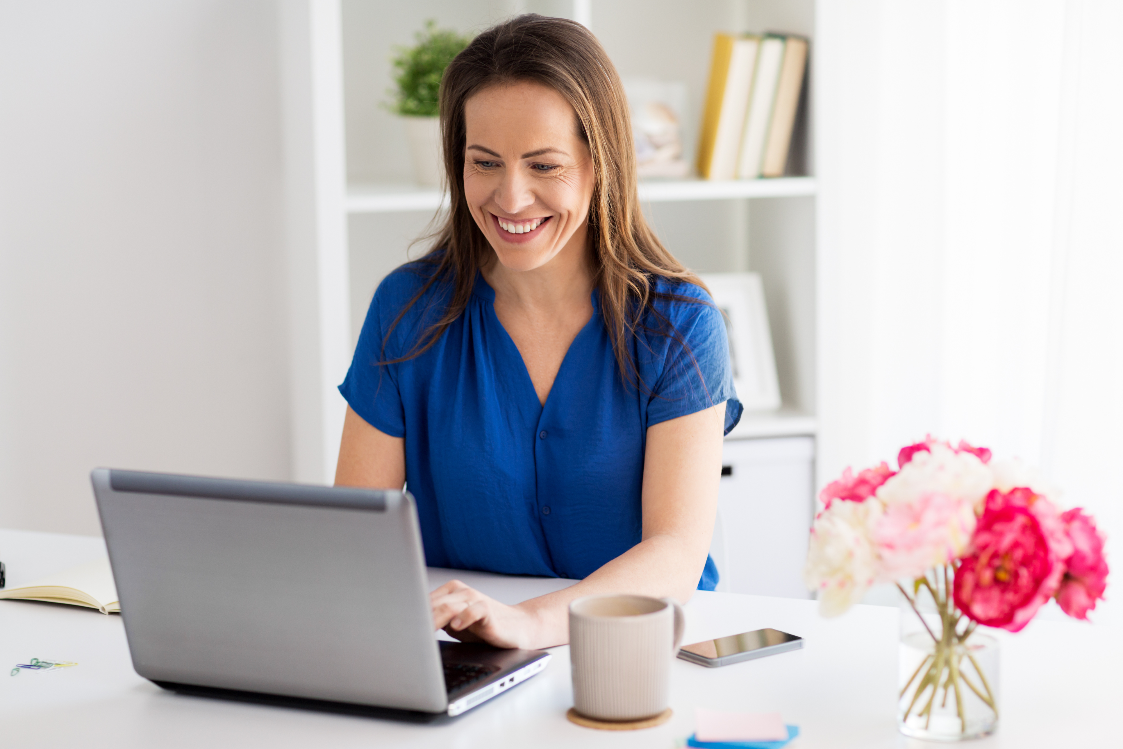 Uśmiechnięta kobieta uczy się włoskiego online z laptopem