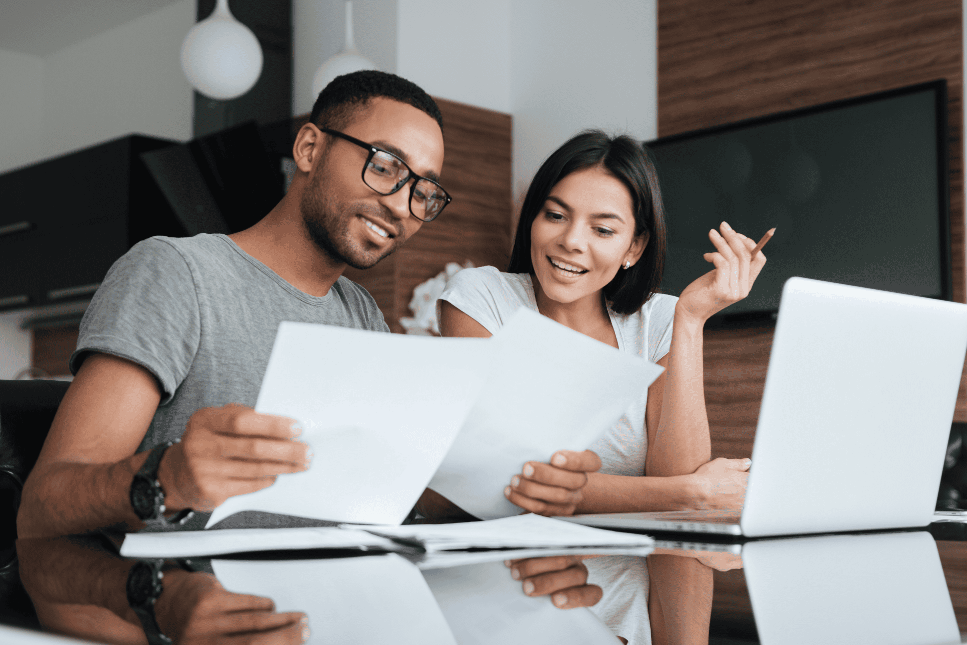 Mężczyzna i kobieta wspólnie uczą się hiszpańskiego