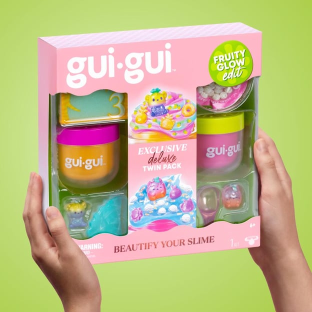 Two hands holding a Gui Gui S2 Deluxe Pack. 