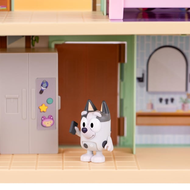 Bluey S15 Muffins House Playset with one figurine holing a phone.