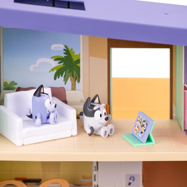 Bluey Muffins House Playset toy with two figurines watching a laptop. 