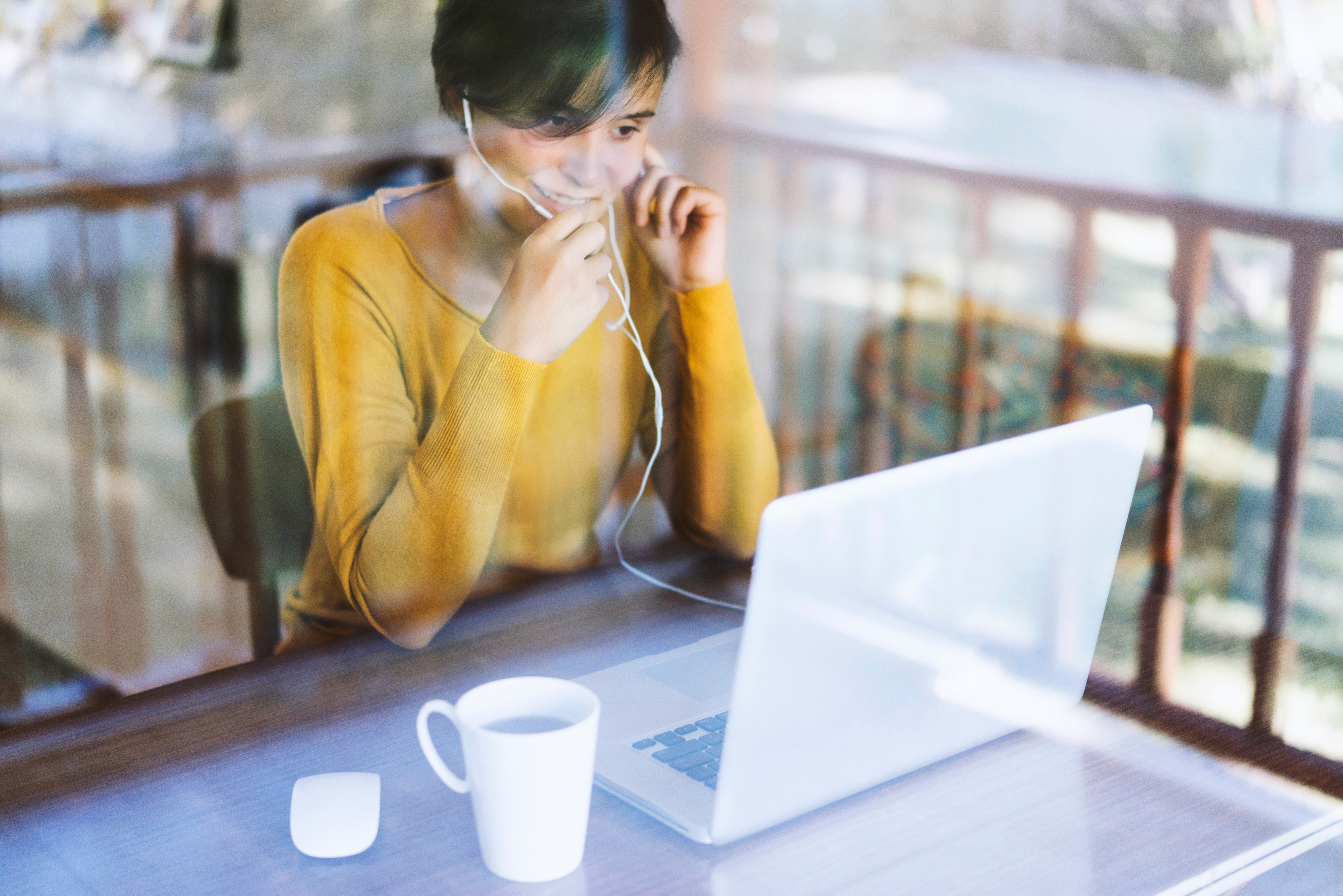 Mujer concentrada interactuando con su computadora