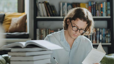 Hombre estudiando para su examen de alemán Telc con Berlitz.