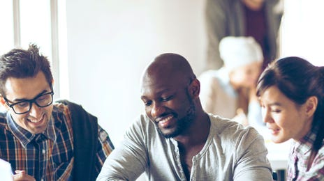 Hombres en preparación para exámenes de inglés en línea