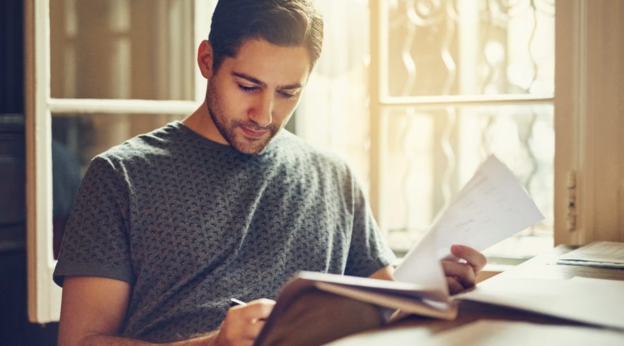 Hombre leyendo aprende inglés fácilmente