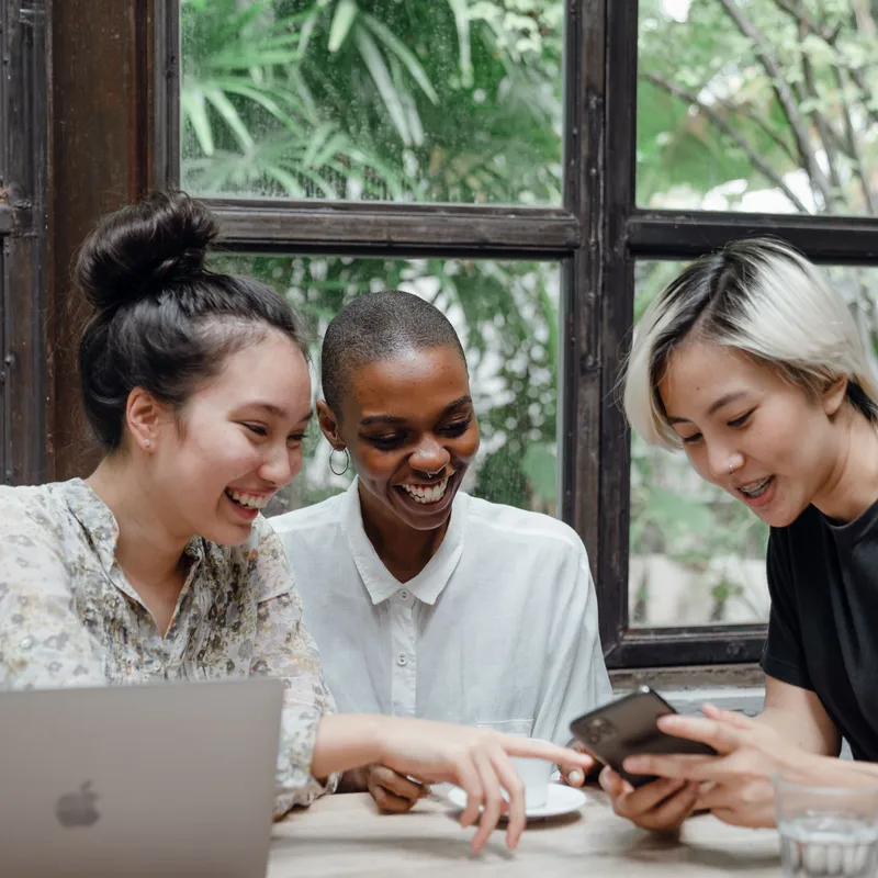 Tres amigas hablando sobre las idiomatic expressions en inglés.
