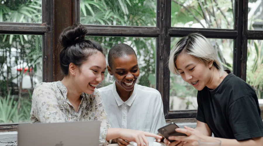 Tres amigas hablando sobre las idiomatic expressions en inglés.