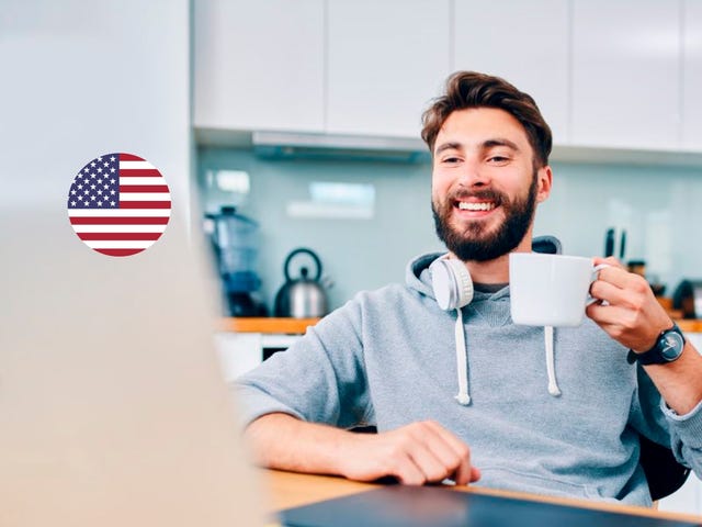 Hombre en autoaprendizaje de idiomas más clases en vivo