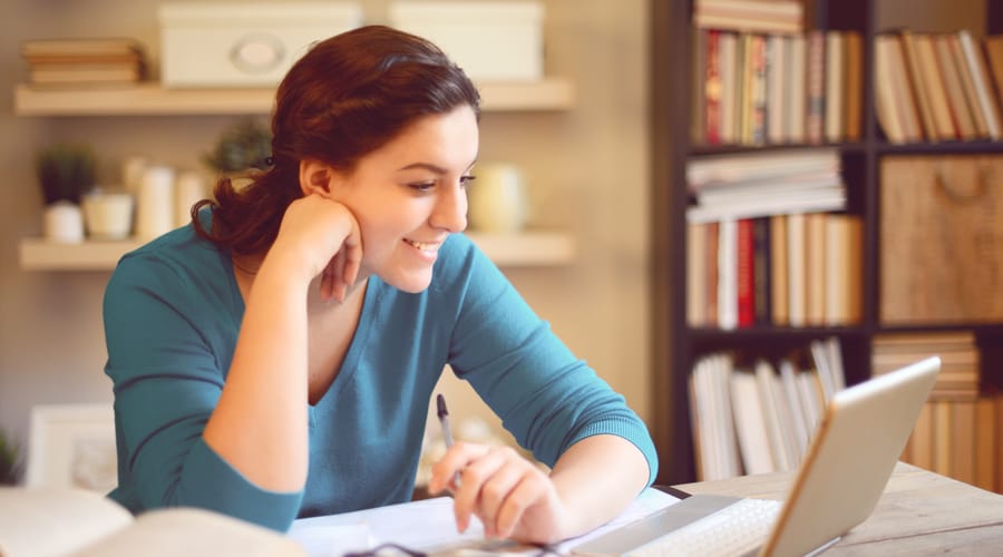 Mujer en educación a distancia