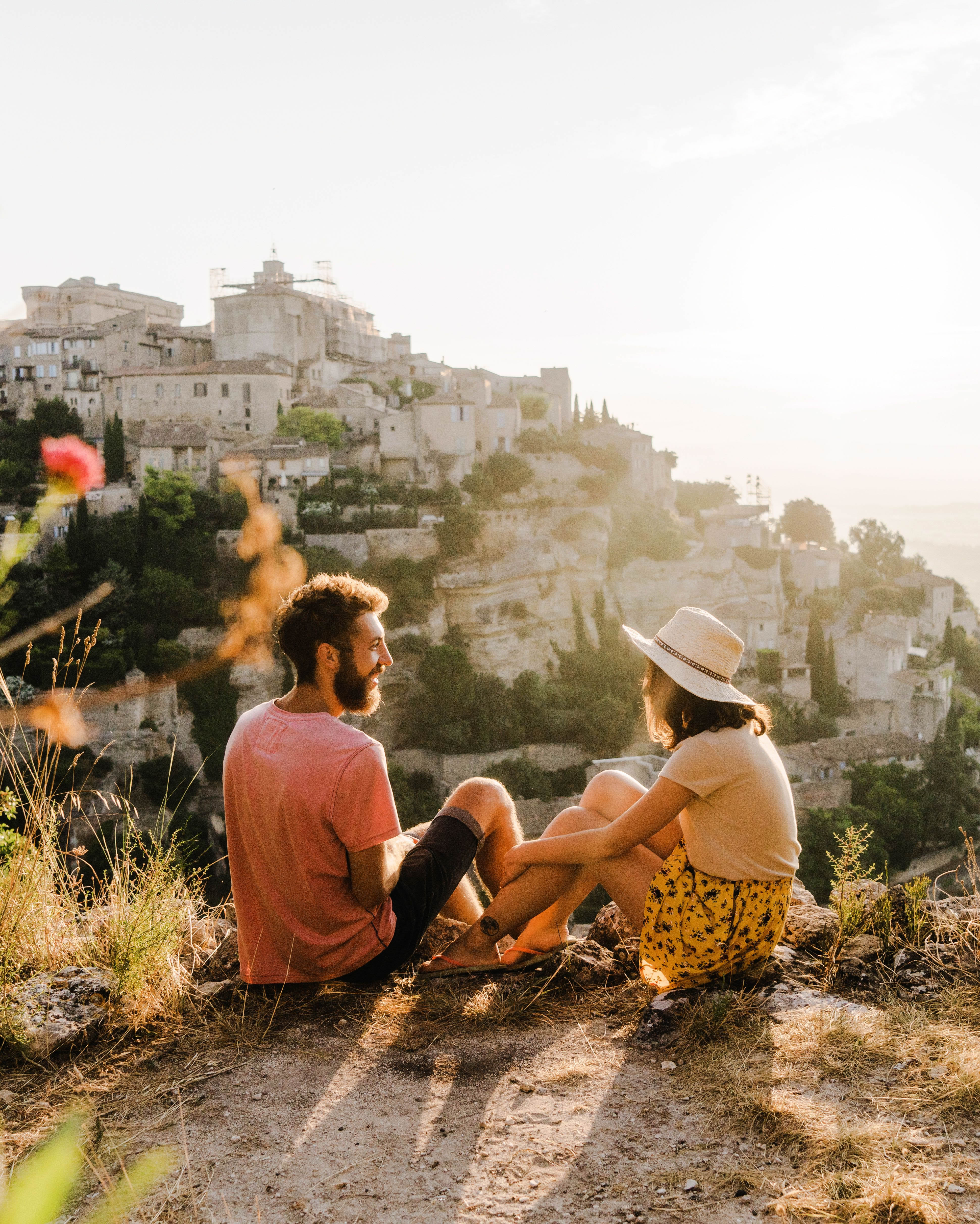Dos personas hablando y practicando el idioma hebreo
