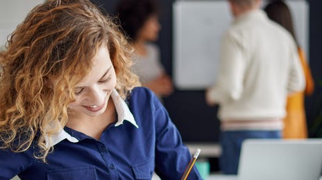 Mujer practicando para el examen TOEFL