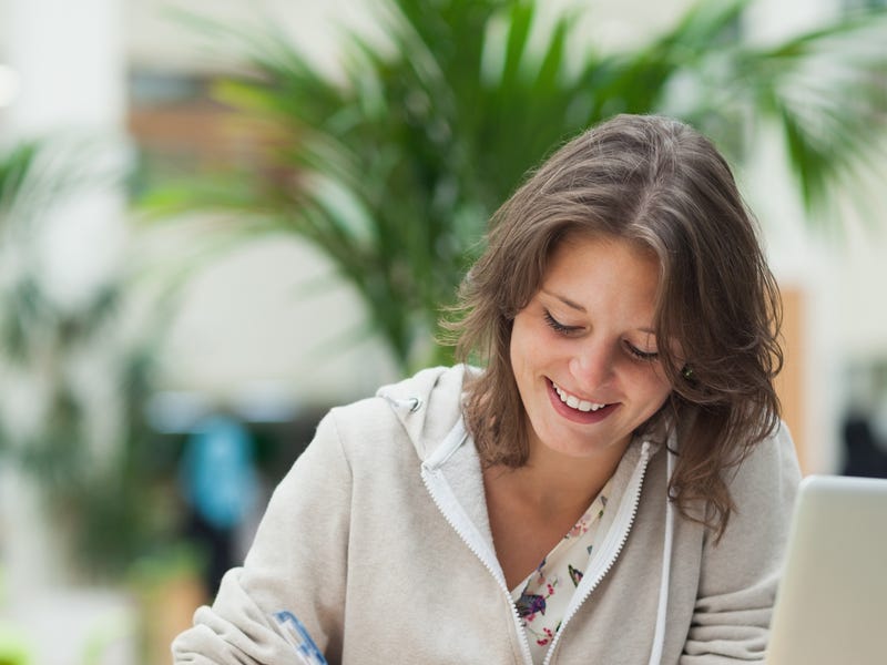 Mujer estudiando inglés desde su casa u oficina
