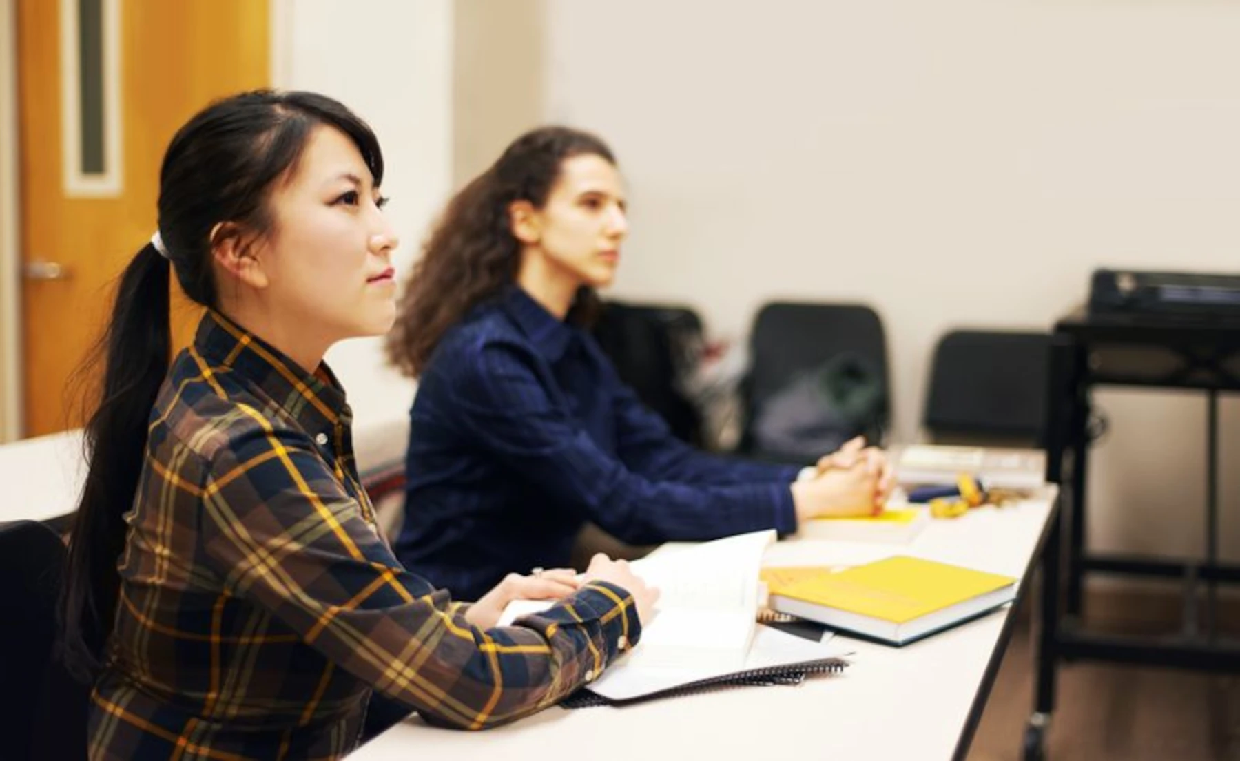 Mujer estudiando los sustantivos en inglés