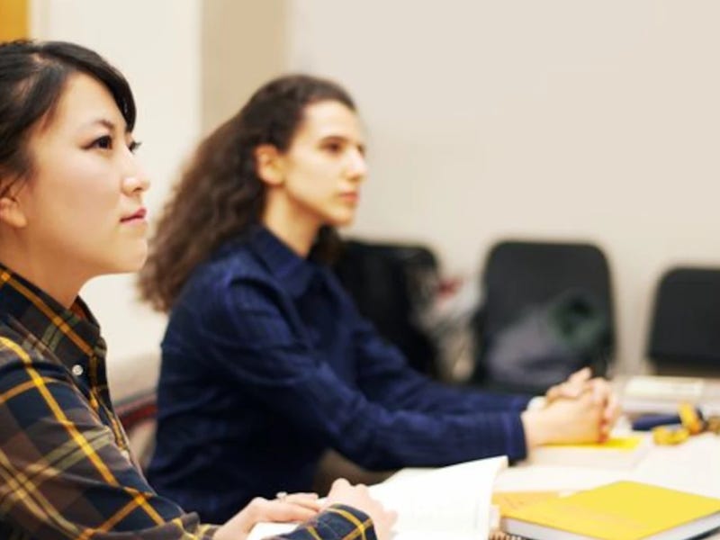 Mujer estudiando los sustantivos en inglés